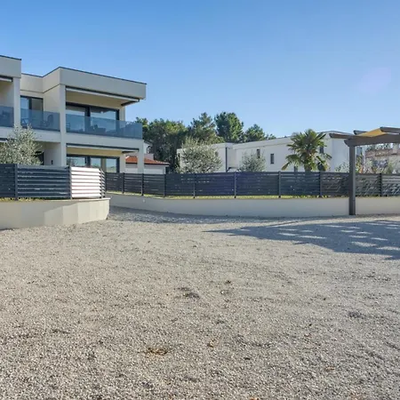 Adria 2 By Guide ポレッチ