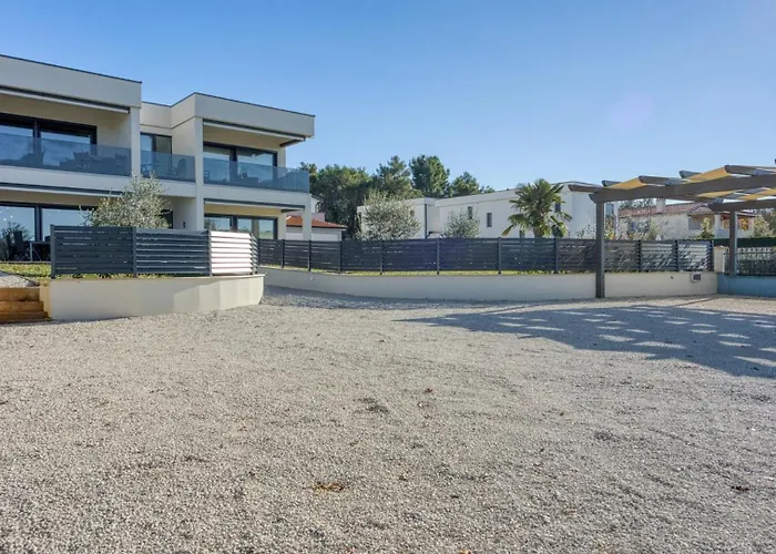 Adria 2 By Guide ポレッチ